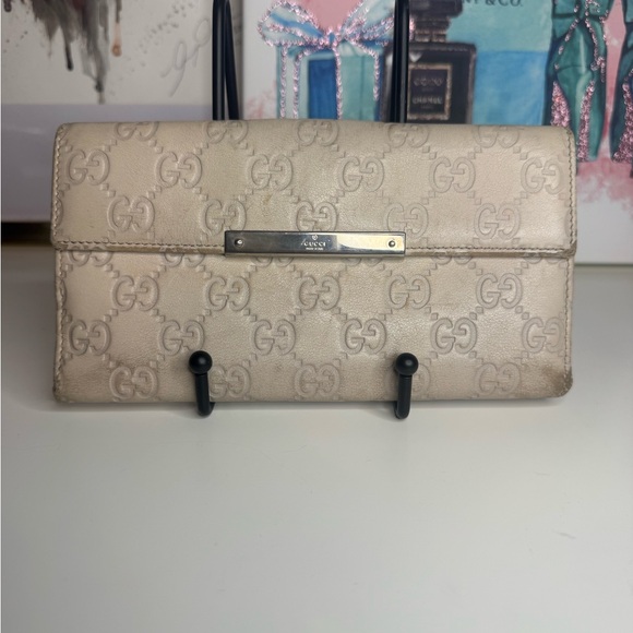 Gucci Handbags - Gucci Cream Wallet